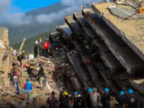 Turk muteahhitin 100 binasi venezueladaki depremde karton gibi coktu OxlYYfM7